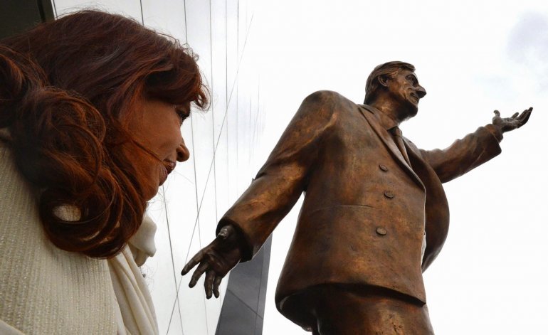 Polémico: el Gobierno de Ecuador sacará la estatua de Néstor Kirchner en Unasur por los cuadernos Polémico: el Gobierno de Ecuador sacará la estatua de Néstor Kirchner en Unasur por los cuadernos | El Destape