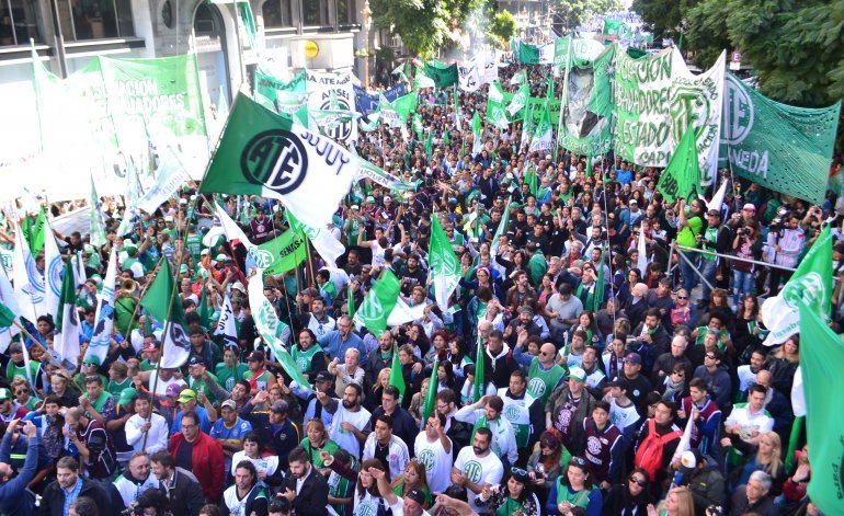El Gobierno le saca las horas extras a los estatales y hay crisis en varios ministerios El Gobierno le saca las horas extras a los estatales y hay crisis en varios ministerios | El Destape