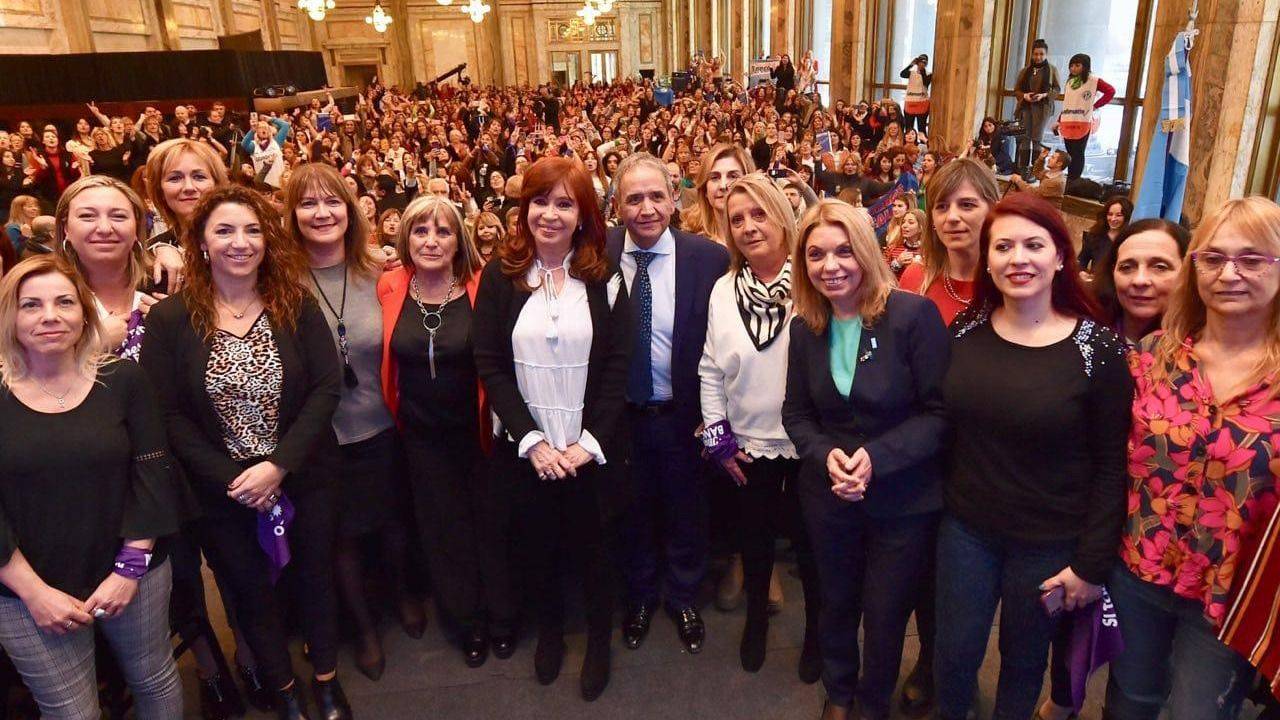 Cristina apuntó contra el Gobierno por "agredir" a las mujeres y los jóvenes Cristina apuntó contra el Gobierno por "agredir" a las mujeres y los jóvenes | El Destape