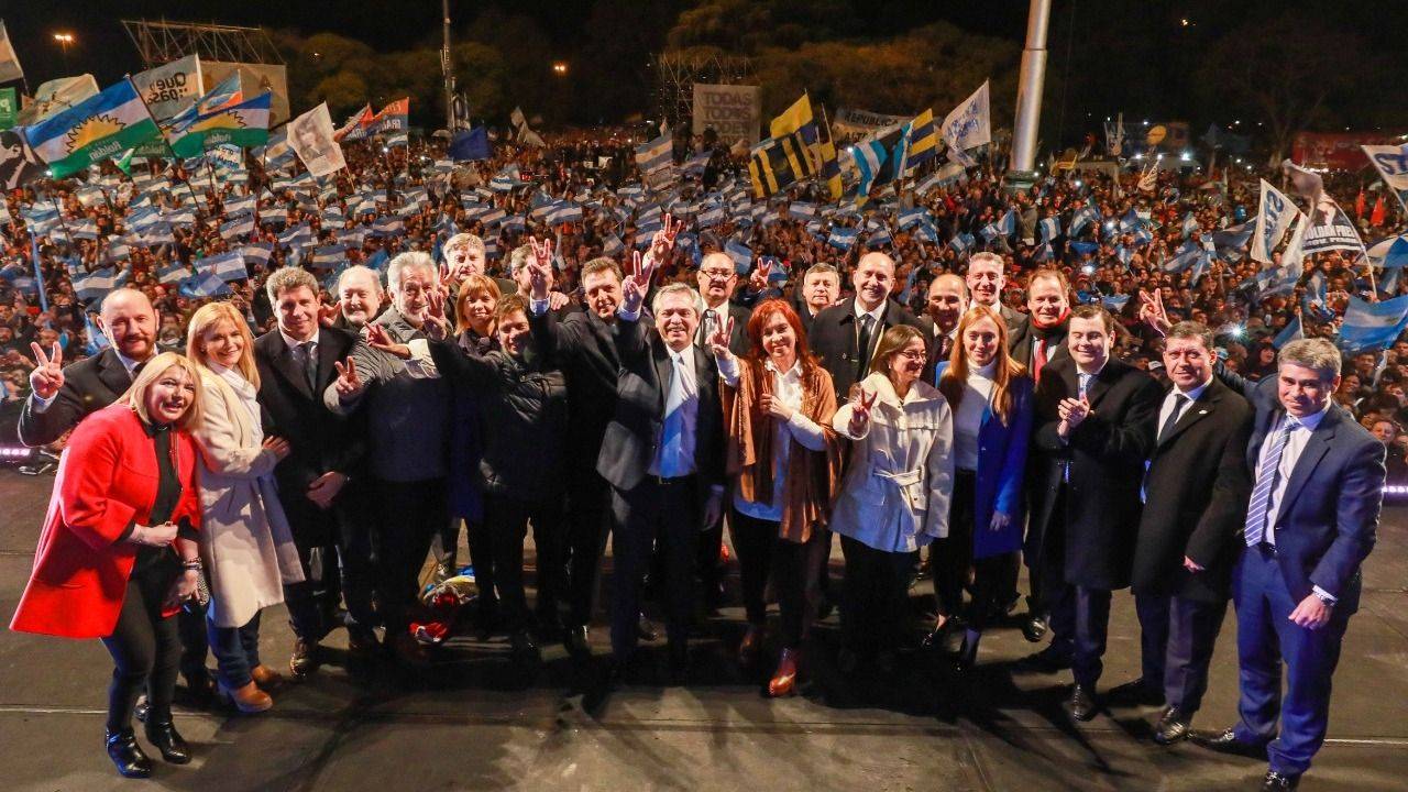 Los Fernández cerraron la campaña en Rosario frente a una multitud Los Fernández cerraron la campaña en Rosario frente a una multitud | El Destape