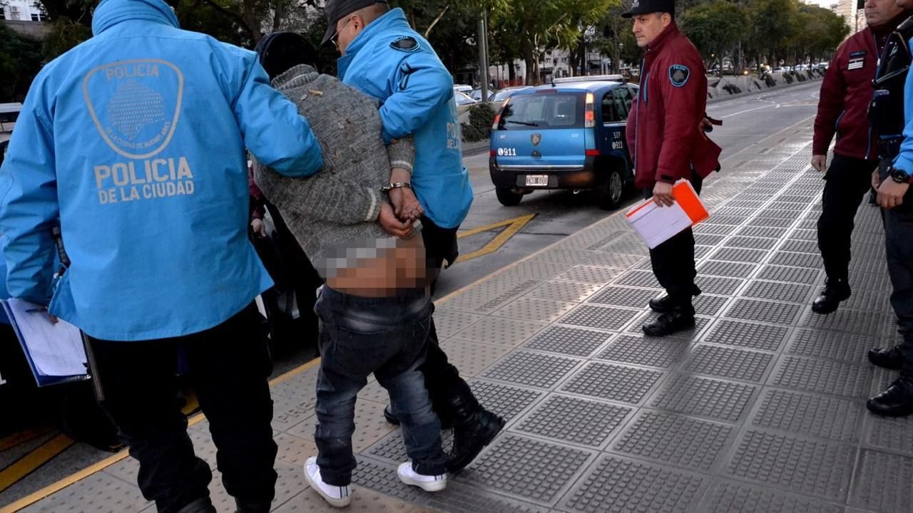Detuvieron al "loco de los pantalones", un acosador del transporte público Detuvieron al "loco de los pantalones", un acosador del transporte público | El Destape