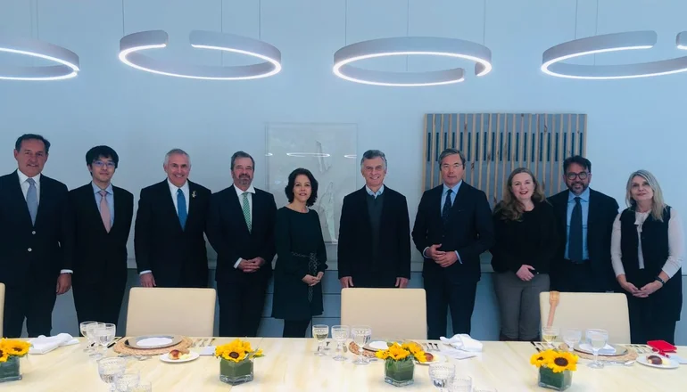 mauricio-macri-con-embajadores-jpg.