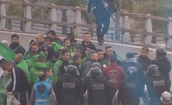 Tensión entre la policía y Camioneros por una bandera en la marcha de la CGT | Policía de la ciudad