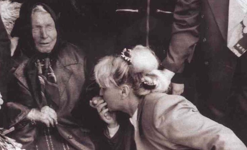 Baba Vanga, la vidente, es besada por una mujer