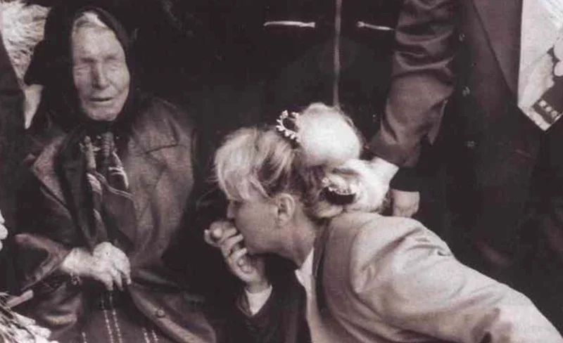 Baba Vanga, la vidente, es besada por una mujer