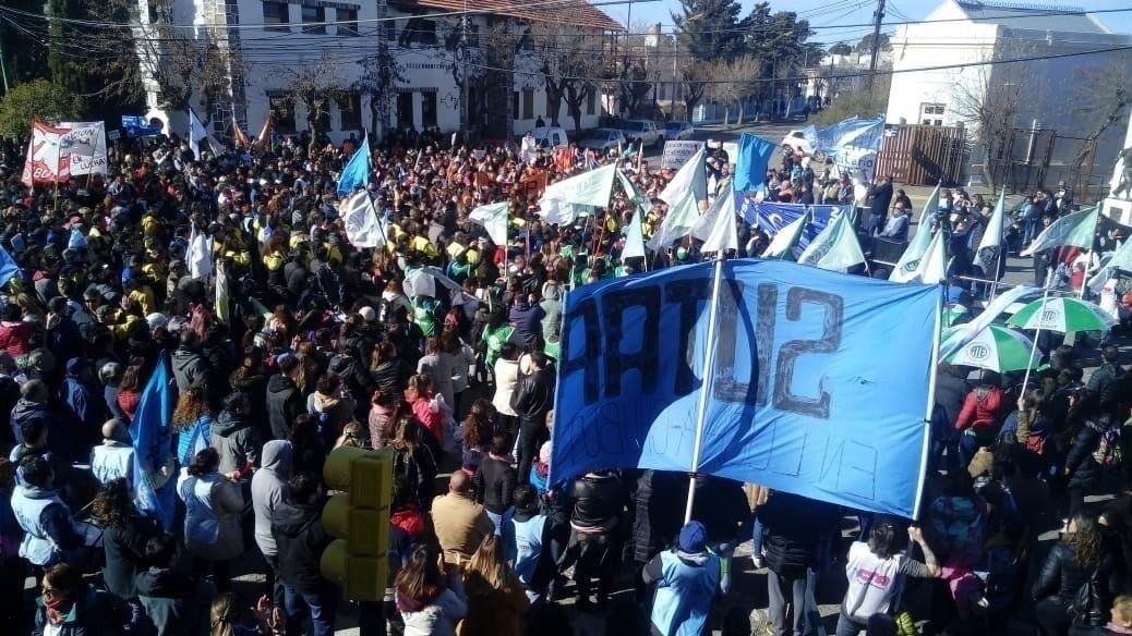 Docentes marchan a la Casa de Chubut y al Ministerio de Educación Docentes marchan a la Casa de Chubut y al Ministerio de Educación | El Destape