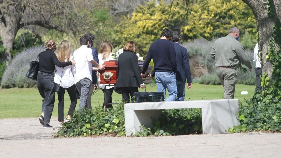 El desgarrador entierro de Elsa Serrano en un cementerio de Pilar