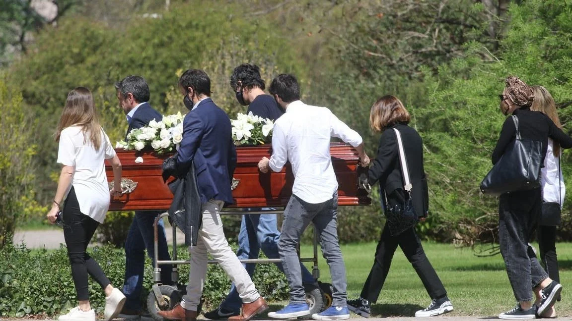 El desgarrador entierro de Elsa Serrano en un cementerio de Pilar