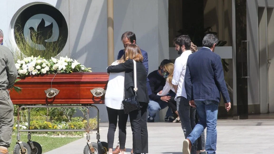 El desgarrador entierro de Elsa Serrano en un cementerio de Pilar