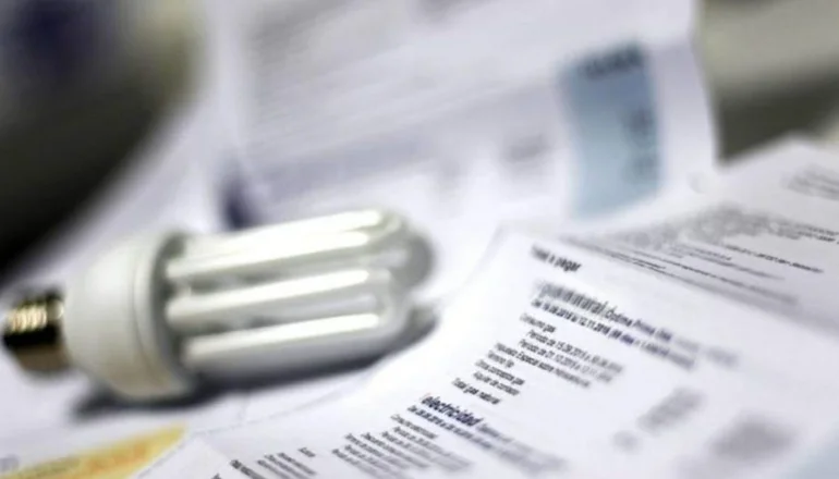 Tarifas: se derrumbó el peso de las facturas de luz y gas en los ingresos de los hogares