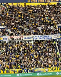 La picante bandera de los hinchas de Rosario Central contra la reina Isabel II: "Chau, vieja"