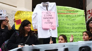 Estudiantes y docentes denuncian violencia y corte de luz en la toma