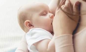 Quienes están vacunadas contra el Covid transfieren inmunidad al bebé al amamantar | Salud