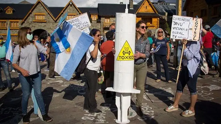 Antivacunas y el Ku Klux Klan en la marcha macrista de Bariloche, Argentina