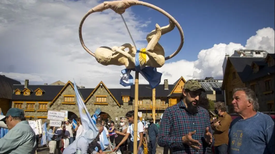 Antivacunas y el Ku Klux Klan en la marcha macrista de Bariloche, Argentina