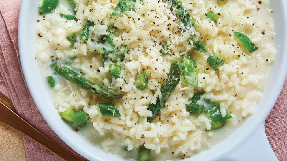 Espárragos con risotto parmesano