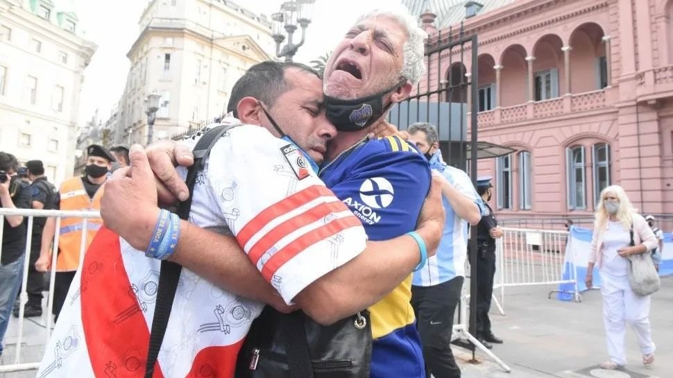 Llorando Por Diego La Foto Viral De Un Hincha De River Y Boca Abrazados El Destape