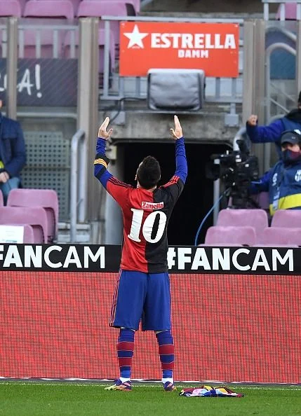 Lionel Messi homenaje a Diego Maradona camiseta Newell's foto