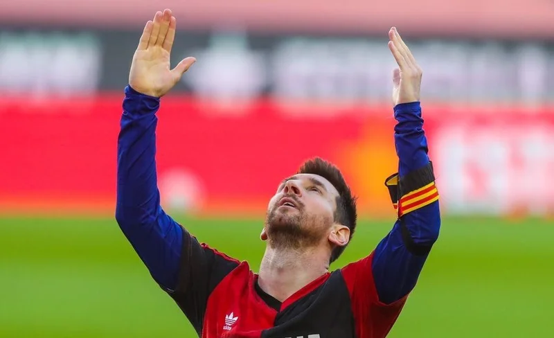 Lionel Messi homenaje a Diego Maradona camiseta Newell's foto