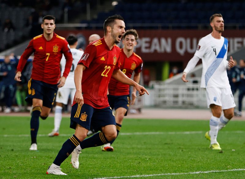 España pasa a ser primera de grupo con un penalti de Sarabia que hunde a Grecia | Esp