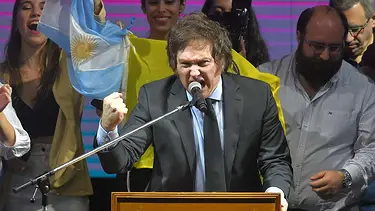 Elfos, nazis, banderas confederadas y un arma: el peligroso circo que armó Milei 