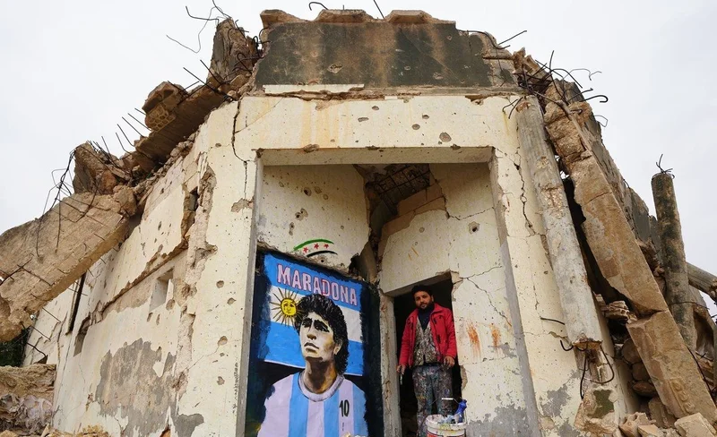 Un artista sirio pintó un mural tras la muerte de Diego Maradona en una casa bombardeada