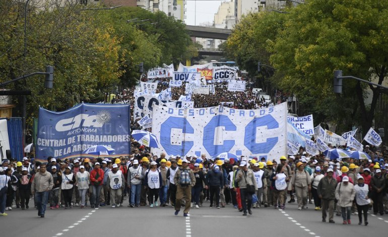 Los beneficiarios de planes sociales cobrarán un bono de 3 mil pesos Los beneficiarios de planes sociales cobrarán un bono de 3 mil pesos | El Destape