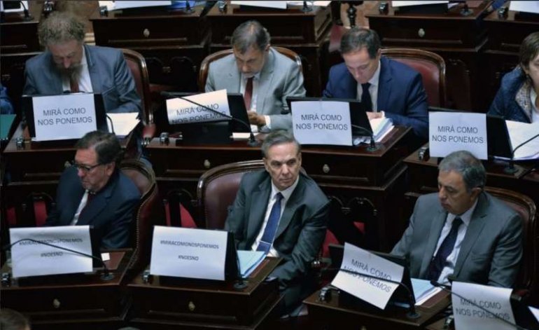 Senadores anti-legalización usaron el cartel #MiraComoNosPonemos y fueron duramente criticados Senadores anti-legalización usaron el cartel #MiraComoNosPonemos y fueron duramente criticados | El Destape