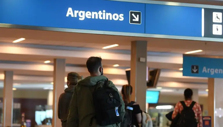 El 40% de los argentinos que llegan del exterior no cumplen la cuarentena