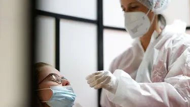 Los síntomas de la variante ómicron: qué la diferencian de las otras cepas