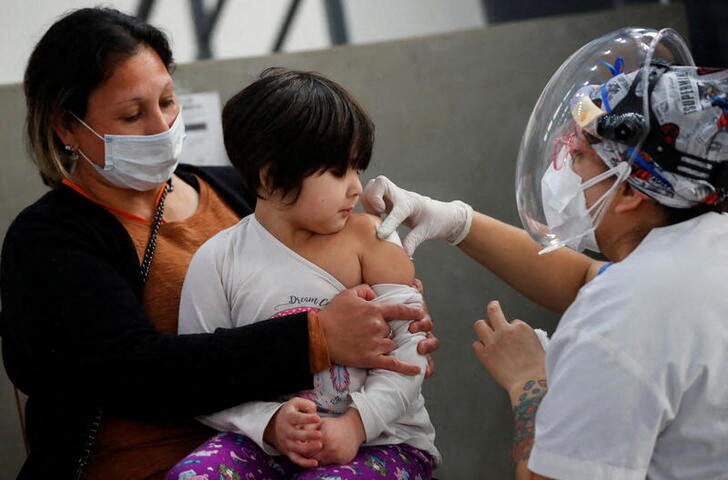 COVID-19: instan a vacunar a los chicos antes del comienzo de clases | Coronavirus en argentina