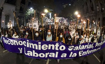 Protesta y quema de recibos de sueldo de enfermeros porteños | Ciudad