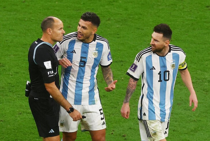 Jugadores argentinos fustigan al árbitro Mateu Lahoz tras pase a semifinales | Mundial